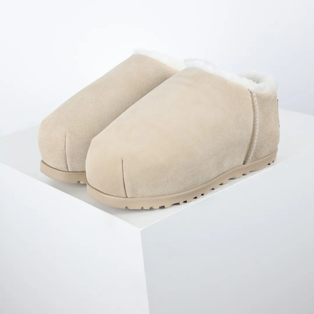 Pick up locally 💰660 Core recommended good price It is a very suitable choice for keeping warm in winter and at home. In the new year, uug has launched a series of styles, which are partial to the preferences of young consumers and have also moved to the forefront of fashion trends. Shoe body material Water-repellent coated suede upper 17mm UGGPURE™ implanted wool insole Lightweight non-slip comfortable rubber outsole With brand LOGO trademark Comes with a full set of packaging Size: 35 36 37 38 39 40